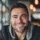 Homme souriant dans un café chaleureux